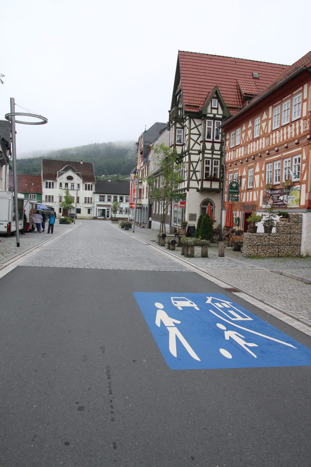 ZellaMehlis Spielstraẞe Innenstadt und EBikeLadestation auf dem